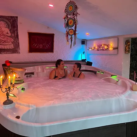 Yourte Piscine Jacuzzi 格雷乌莱班